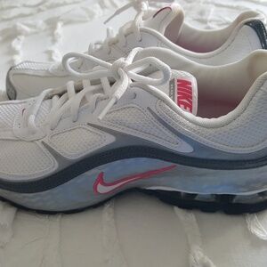 NIKE ATHLETIC SHOES
